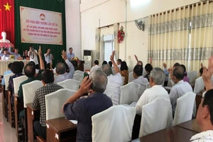 Các đại biểu biểu quyết thông qua danh sách 87 người ứng cử đại biểu HĐND TP nhiệm kỳ 2021-2026 tại hội nghị chiều 15-4. Ảnh: NHẪN NAM