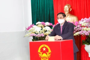 Chùm ảnh Thủ tướng Phạm Minh Chính bỏ phiếu bầu cử ở Cần Thơ