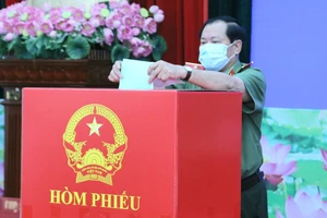 Cần Thơ: Hình ảnh Công an TP đi bầu cử sớm