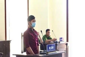 Bỗng dưng trúng đạn bi sắt từ chuyện... loa kẹo kéo