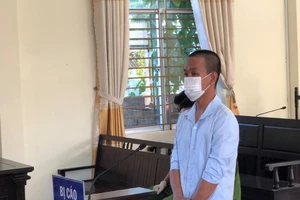 Nhậu xong chạy xe máy, né chốt kiểm dịch và... đánh công an