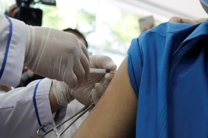 Cần Thơ: Tạm ngưng tiêm 1.050 liều vaccine cho 1 công ty bất động sản 