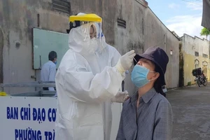Cần Thơ: Quận Bình Thủy đến nhà dân lấy mẫu xét nghiệm COVID-19 