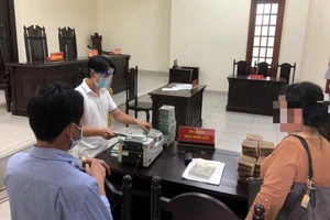 Đương sự mang bao tiền hơn 6,5 tỉ đồng đến tòa chia thừa kế