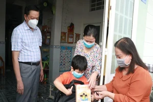 Cần Thơ trao hỗ trợ cho trẻ mồ côi do dịch COVID-19