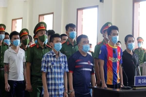 Cần Thơ: 21 bị cáo hầu tòa vụ 2 băng nhóm nổ súng hỗn chiến