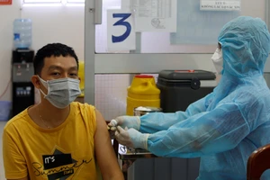 Cần Thơ họp khẩn về làm sạch dữ liệu tiêm chủng COVID-19, ký hộ chiếu vaccine 