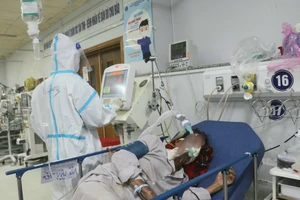 Điều trị bệnh nhân mắc COVID-19 tại BV đa khoa TP Cần Thơ. Ảnh: CẦM THI