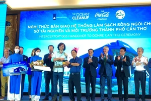 Cần Thơ có tàu thu gom rác tự động trên sông