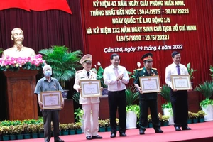 Cần Thơ họp mặt kỷ niệm Lễ 30-4 và 132 năm ngày sinh Chủ tịch Hồ Chí Minh