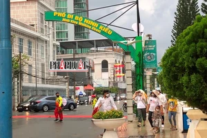 Cần Thơ: Nhiều người đội mưa dự lễ ra mắt phố đi bộ Ninh Kiều