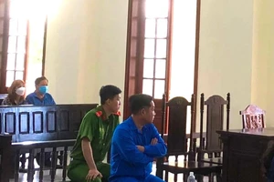 Cựu chủ tịch và cựu giám đốc cùng nhập viện, tòa hoãn xử