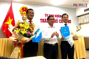 Trao quyết định bổ nhiệm cho 2 tân Giám đốc Sở Y tế và Giám đốc Sở VH-TT&DL