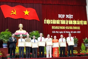 Cần Thơ tổ chức họp mặt kỷ niệm 93 năm thành lập Đảng