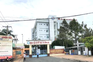 Chủ tịch Cần Thơ chỉ đạo sớm tháo gỡ việc mua sắm vật tư, hóa chất y tế