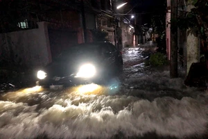 Nhiều tuyến đường ở Cần Thơ ngập nặng sau cơn mưa lớn vào chiều tối