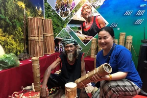 Du khách thích thú với đàn Chapi, gốm Bàu Trúc của Ninh Thuận tại Cần Thơ