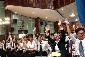 Hàng trăm sinh viên, cán bộ tư pháp hào hứng với phiên tòa đậm chất luật, đẫm chất đời