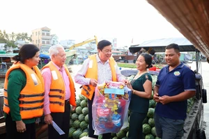 Cần Thơ: Trao tặng 400 phần quà tết cho tiểu thương chợ nổi Cái Răng