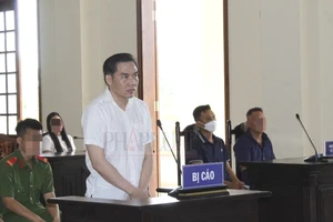 1 bị hại ở vụ lừa tráo sổ đỏ thành bị cáo trong vụ lừa ngân hàng hơn chục tỉ