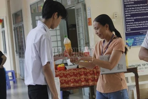 Những hình ảnh ấm áp của cán bộ phục vụ kỳ thi tốt nghiệp THPT ở Cần Thơ