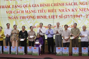 Chủ tịch Quốc hội tặng quà gia đình chính sách, người có công ở Cần Thơ