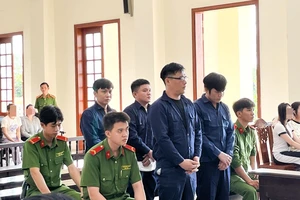 Bí mật phía sau những vụ ‘trả nợ’ giùm nữ tiếp viên quán karaoke 