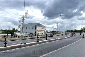 TP Cần Thơ: Vì sao dải phân cách giao thông đường Trần Hoàng Na lại đẹp mà cầu Cái Răng thì không?