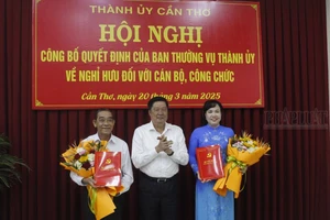 Thành ủy Cần Thơ trao quyết định nghỉ hưu trước tuổi cho 2 cán bộ