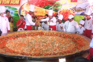 Lễ hội bánh dân gian Nam Bộ: Độc đáo bánh xèo 100 con tôm hùm, bánh chưng hơn 1 tấn 