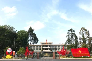 Người dân TP Cần Thơ có thể xem truyền hình trực tiếp diễu binh qua màn hình LED tại trụ sở UBND TP