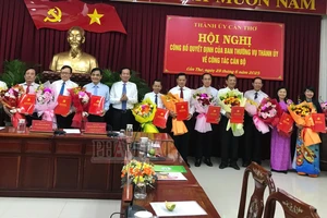 Thành uỷ Cần Thơ trao quyết định nghỉ hưu trước tuổi cho 12 cán bộ