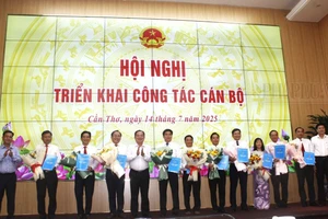 Công bố các lãnh đạo của Ban Quản lý các khu chế xuất và công nghiệp TP Cần Thơ