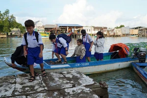 Ấn tượng cảnh học sinh vùng đồng bằng vượt sông nước đến trường tham dự lễ khai giảng