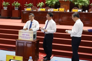 Đại biểu HĐND TP Cần Thơ hỗ trợ đồng bào bị thiệt hại do cơn bão số 10