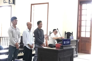 3 cha con bị phạt tù vì chống đối đoàn cưỡng chế thi hành án dân sự