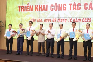 Cần Thơ trao nhiều quyết định về công tác cán bộ 