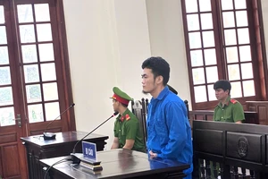 Đang nghe tuyên án vụ gây rối trật tự công cộng, lại phạm tội gây rối trật tự phiên tòa