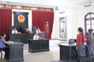 2 chị em la hét ở sân tòa, quay clip tung lên mạng và cái kết 