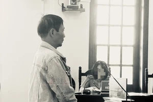 Người đàn ông tung ảnh nóng của người tình lên mạng và giấu ở... chuồng gà