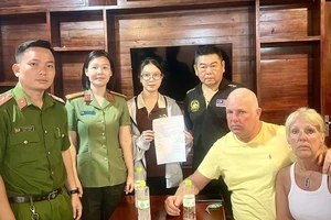 Phú Quốc: 2 du khách người Anh nhận lại gần 300 triệu do quẹt thẻ nhầm