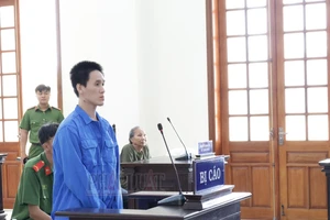 Thanh niên bị tâm thần vì ma túy làm 3 người thương vong rồi cầm dao tự tử 