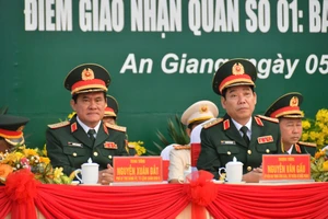Thứ trưởng Bộ Quốc phòng Nguyễn Văn Gấu dự lễ giao, nhận quân tại An Giang
