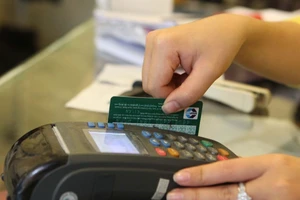 TP.HCM: Không còn cảnh xếp hàng dài rút tiền mặt dịp tết tại cây ATM