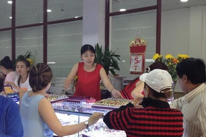 Gom tiền lì xì mua vàng ngày Thần tài