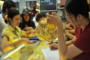 Giá vàng liên tục 'nhảy múa', tăng cao hiếm thấy 