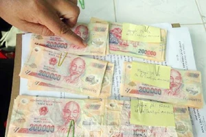 Đem tiền giả đi gửi ngân hàng