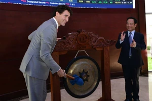 Thủ tướng Canada đánh cồng ở sàn chứng khoán TP.HCM