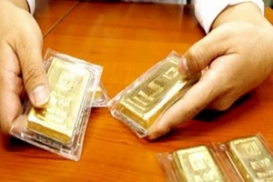 Giá vàng thế giới tăng chóng mặt, trong nước đủng đỉnh