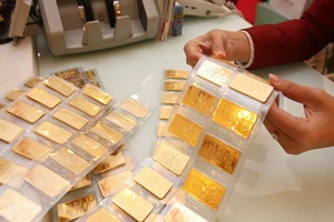 Giá vàng lao xuống đáy